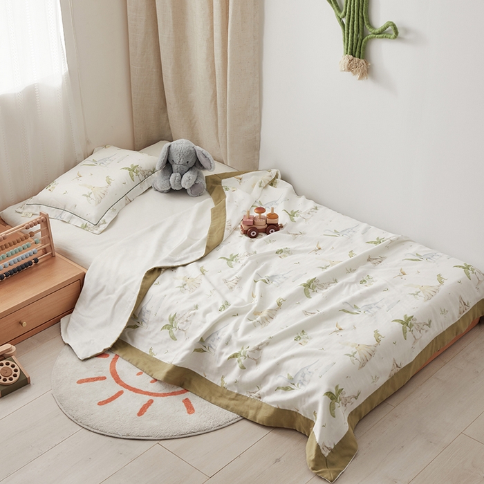 91家纺网 家纺一手货源 找家纺 荷马之梦 2025新款天竹系列—A类原创印花天竹纤维四层纱儿童盖毯 恐龙探险家