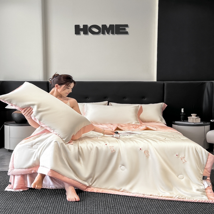 91家纺网 家纺一手货源 找家纺 满羽家纺 2025新款凉感冰丝夏被夏凉被空调被四件套 兔子追爱-奶白粉