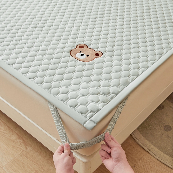 91家纺网 家纺一手货源 找家纺 布卢姆床垫 2025新款A类水洗棉刺绣抗菌床护垫 小熊仔-浅绿