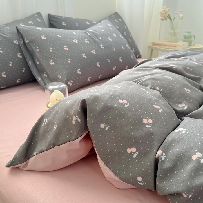 91家纺网 家纺一手货源 找家纺 丝芙妮家居2025新款水洗针织棉双层纱印花四件套 复古樱桃