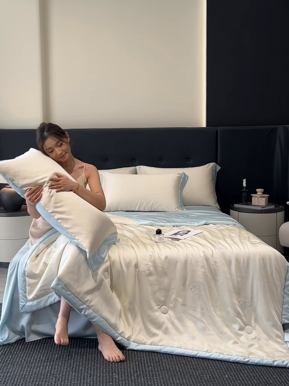 91家纺网 家纺一手货源 找家纺 满羽家纺 2025新款凉感冰丝夏被夏凉被空调被四件套 谜蝶-奶白兰