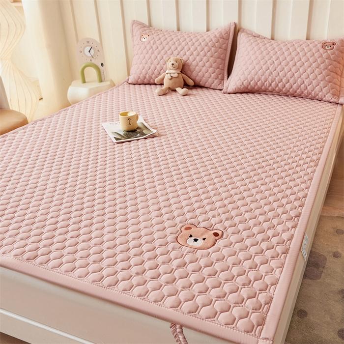 91家纺网 家纺一手货源 找家纺 布卢姆床垫 2025新款A类水洗棉刺绣抗菌床护垫 小熊仔-粉