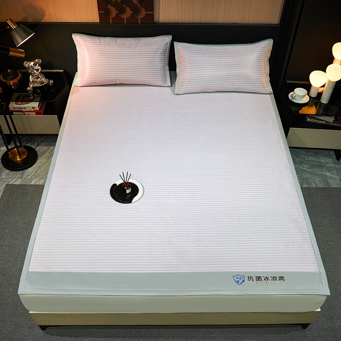 91家纺网 家纺一手货源 找家纺 999家纺 2025新款轻柔丝抗菌冰丝藤凉席（复合三明治款）宽包刺绣冰丝软席藤席 冰川-暖玉粉