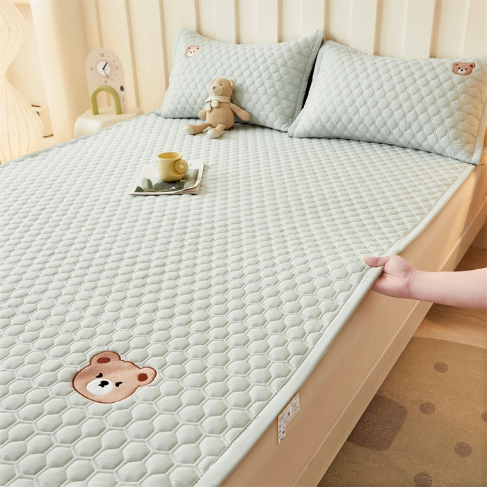 91家纺网 家纺一手货源 找家纺 布卢姆床垫 2025新款A类水洗棉刺绣抗菌床护垫 小熊仔-浅绿