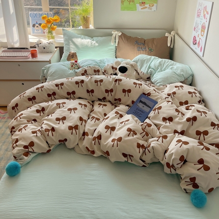 91家纺网 家纺一手货源 找家纺 轻奢坊 2025新款软萌可爱韩系贴布绣毛球款水洗棉四件套 卡皮巴拉