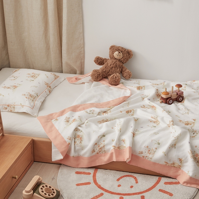 91家纺网 家纺一手货源 找家纺 荷马之梦 2025新款天竹系列—A类原创印花天竹纤维四层纱儿童盖毯 春日郊游