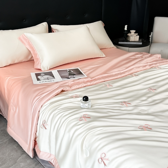 91家纺网 家纺一手货源 找家纺 满羽家纺 2025新款凉感冰丝夏被夏凉被空调被四件套 蝴蝶结-奶白粉