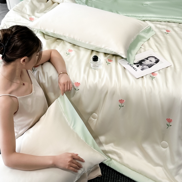91家纺网 家纺一手货源 找家纺 满羽家纺 2025新款凉感冰丝夏被夏凉被空调被四件套 郁金香-奶白绿