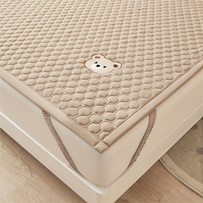 91家纺网 家纺一手货源 找家纺 布卢姆床垫 2025新款A类水洗棉刺绣抗菌床护垫 小熊仔-卡其