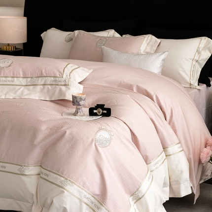 91家纺网 家纺一手货源 找家纺 馨蕊家居 2025春夏新品高定典藏提花系列刺绣四件套--露丝 露丝-蔷薇粉