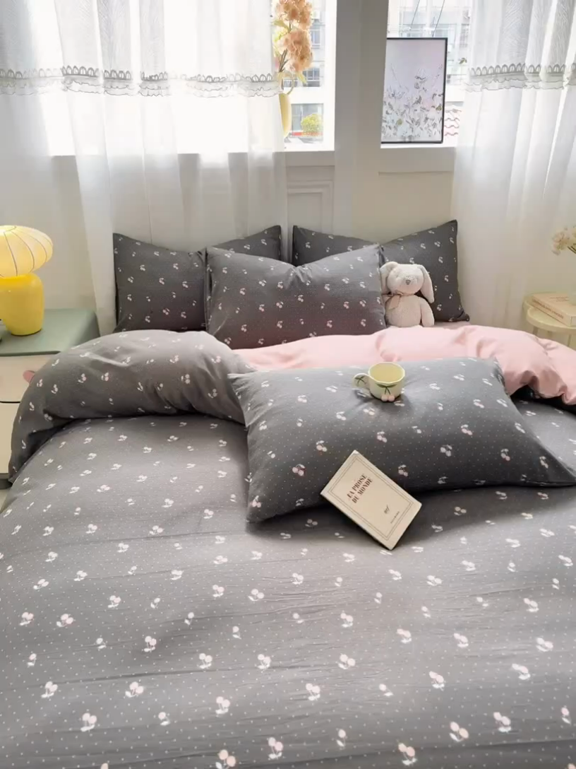 91家纺网 家纺一手货源 找家纺 丝芙妮家居2025新款水洗针织棉双层纱印花四件套 复古樱桃