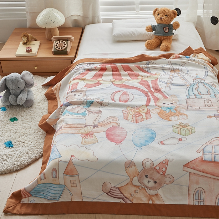 91家纺网 家纺一手货源 找家纺 荷马之梦 2025新款天竹系列—A类原创手绘风大版天竹纤维四层纱儿童盖毯 马戏团