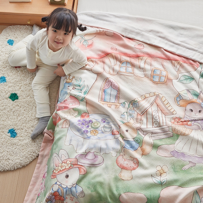 91家纺网 家纺一手货源 找家纺 荷马之梦 2025新款天竹系列—A类原创手绘风大版天竹纤维四层纱儿童盖毯 蘑菇下午茶
