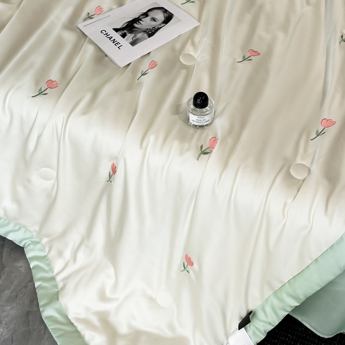 91家纺网 家纺一手货源 找家纺 满羽家纺 2025新款凉感冰丝夏被夏凉被空调被四件套 郁金香-奶白绿