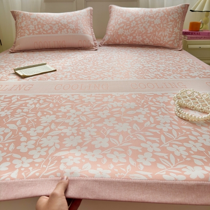 91家纺网 家纺一手货源 找家纺 花漾家居 2025新款A类色织提花PE凉感丝凉席三件套床单床笠款 床单款-蔷薇绿