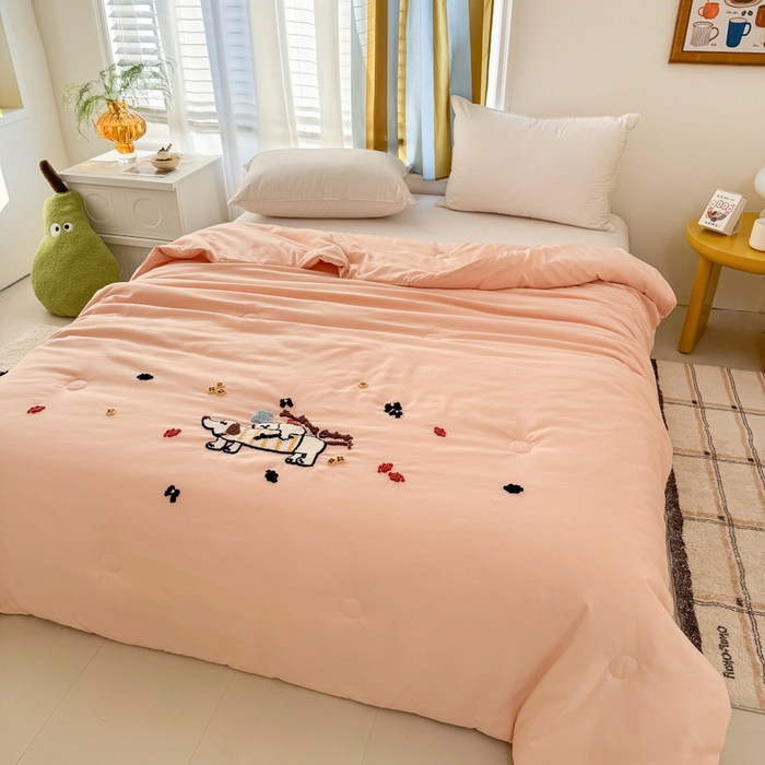 91家纺网 家纺一手货源 找家纺 丹本家纺 2025春夏新款薄被卡通小清新A类水洗棉毛巾绣夏被空调被 好朋友-冰玉