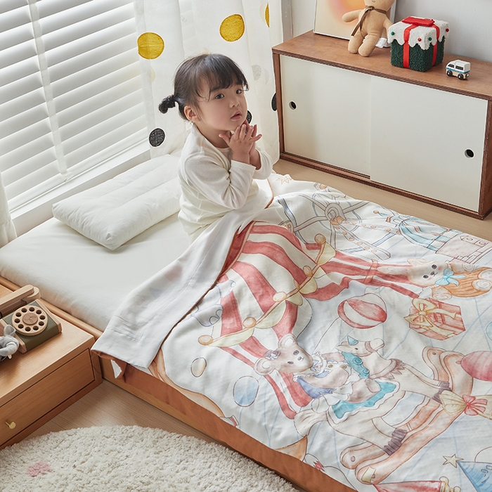 91家纺网 家纺一手货源 找家纺 荷马之梦 2025新款天竹系列—A类原创手绘风大版天竹纤维四层纱儿童盖毯 马戏团