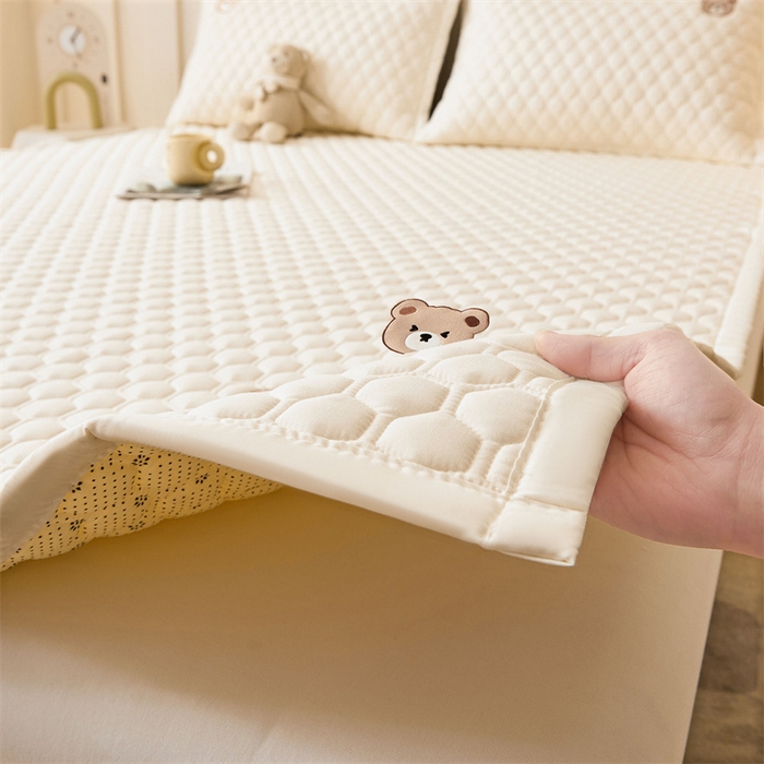 91家纺网 家纺一手货源 找家纺 布卢姆床垫 2025新款A类水洗棉刺绣抗菌床护垫 小熊仔-奶白