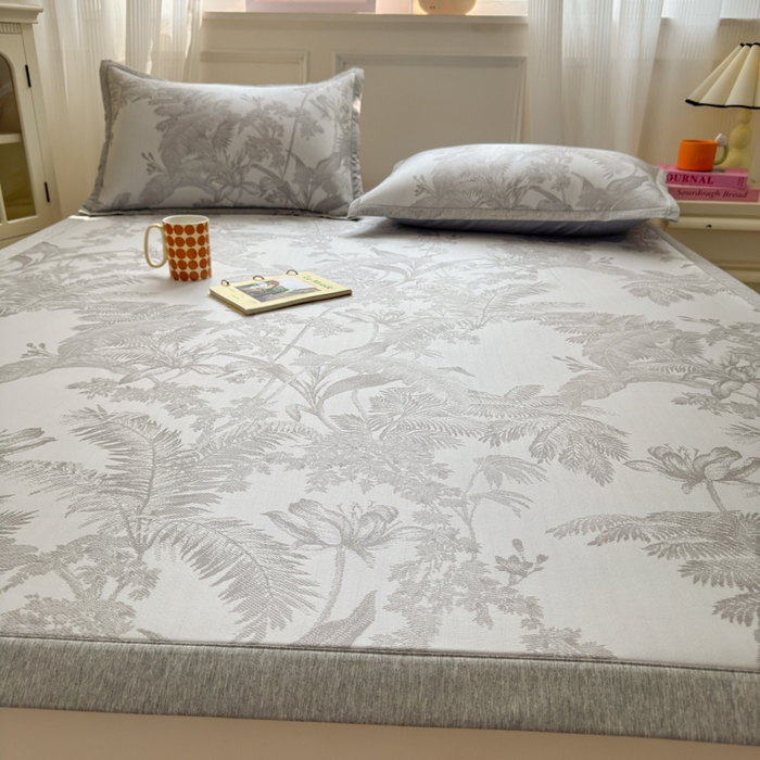 91家纺网 家纺一手货源 找家纺 花漾家居 2025新款A类色织提花PE凉感丝凉席三件套床单床笠款 床单款-芭蕉灰