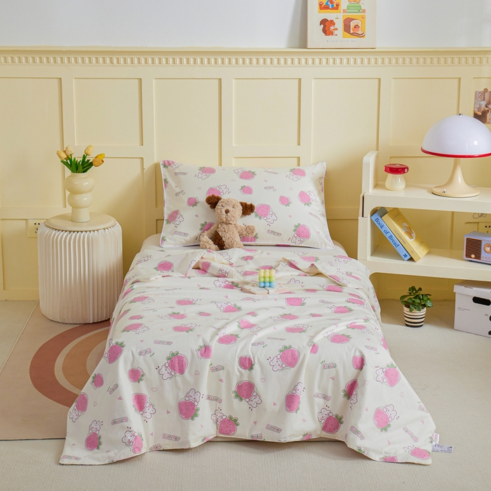 91家纺网 家纺一手货源 找家纺 ds生活馆 2025新款儿童学生纯棉精梳棉系列单夏被 草莓生活