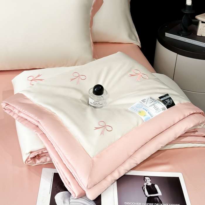 91家纺网 家纺一手货源 找家纺 满羽家纺 2025新款凉感冰丝夏被夏凉被空调被四件套 蝴蝶结-奶白粉