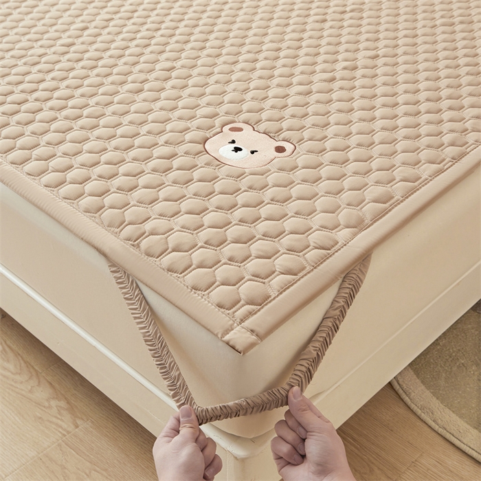 91家纺网 家纺一手货源 找家纺 布卢姆床垫 2025新款A类水洗棉刺绣抗菌床护垫 小熊仔-卡其