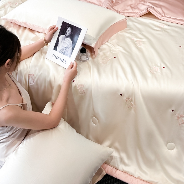 91家纺网 家纺一手货源 找家纺 满羽家纺 2025新款凉感冰丝夏被夏凉被空调被四件套 兔子追爱-奶白粉