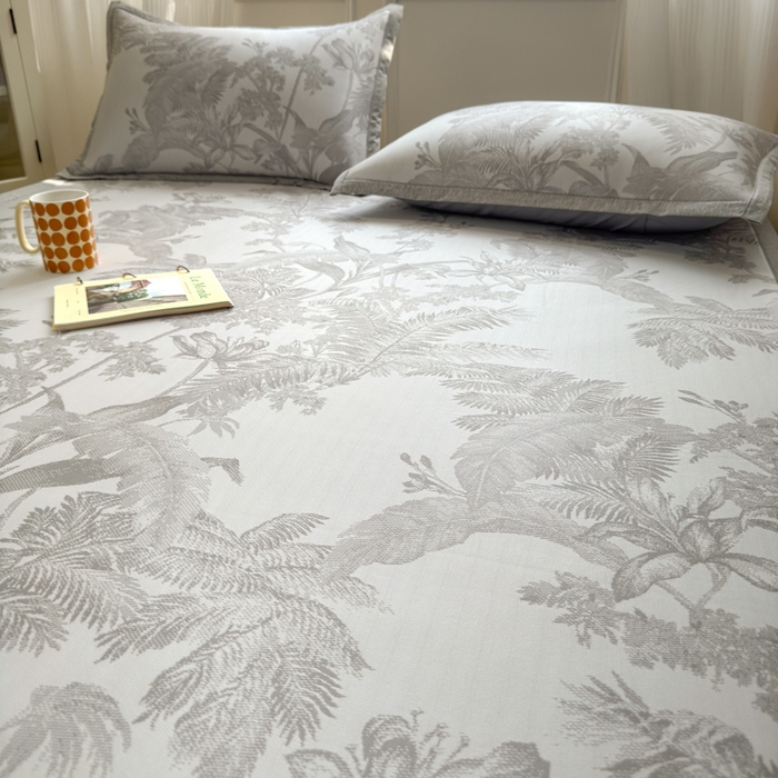 91家纺网 家纺一手货源 找家纺 花漾家居 2025新款A类色织提花PE凉感丝凉席三件套床单床笠款 床单款-芭蕉灰