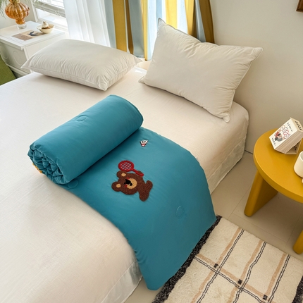 91家纺网 家纺一手货源 找家纺 丹本家纺 2025春夏新款薄被卡通小清新A类水洗棉毛巾绣夏被空调被 趣味乐园-深蓝