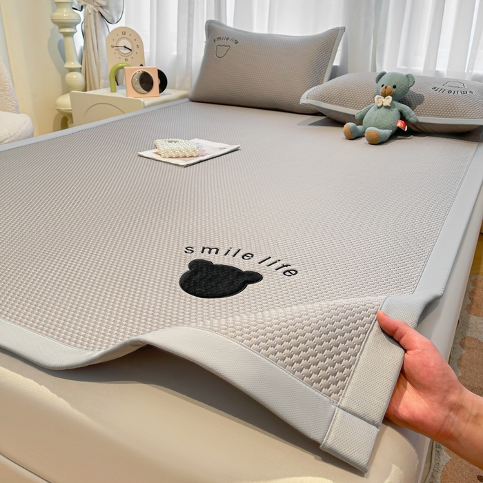 91家纺网 家纺一手货源 找家纺 （总）爱思凯家纺 2025新款冰豆豆贴布绣床笠床席款-八宝熊系列绑带床席款（场景二）