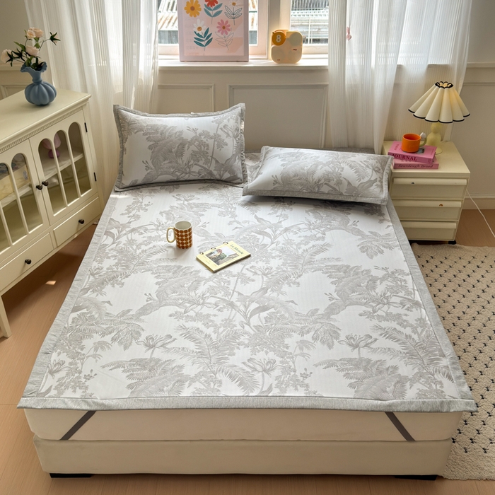 91家纺网 家纺一手货源 找家纺 花漾家居 2025新款A类色织提花PE凉感丝凉席三件套床单床笠款 床单款-芭蕉灰