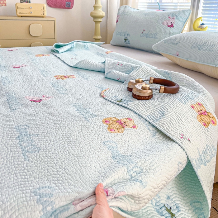 91家纺网 家纺一手货源 找家纺 羽爱家纺 2025全棉13372新疆棉花床盖三件套甜梦小熊