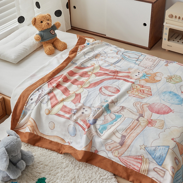 91家纺网 家纺一手货源 找家纺 荷马之梦 2025新款天竹系列—A类原创手绘风大版天竹纤维四层纱儿童盖毯 马戏团