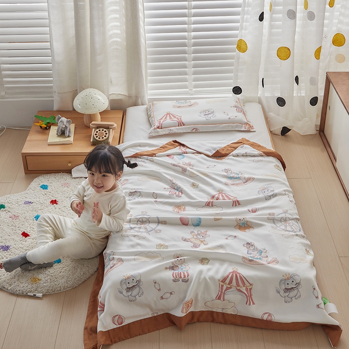 91家纺网 家纺一手货源 找家纺 荷马之梦 2025新款天竹系列—A类原创印花天竹纤维四层纱儿童盖毯 马戏团