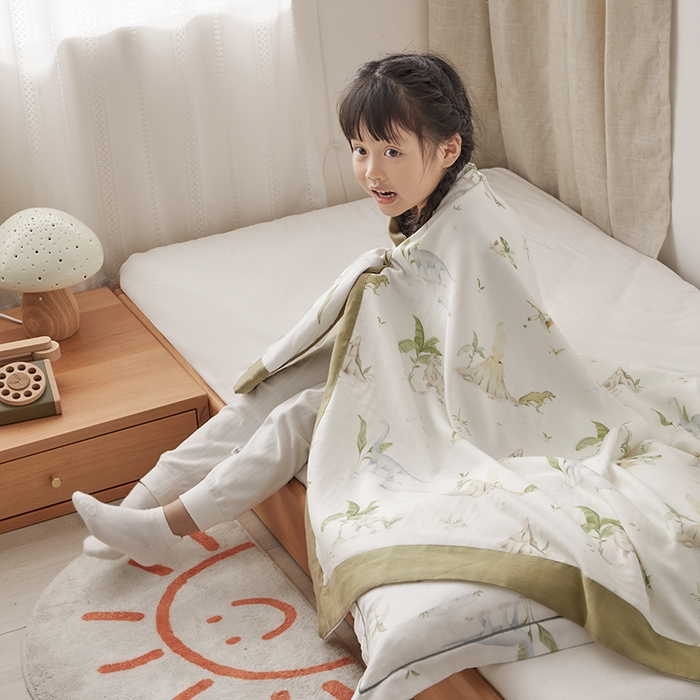 91家纺网 家纺一手货源 找家纺 荷马之梦 2025新款天竹系列—A类原创印花天竹纤维四层纱儿童盖毯 恐龙探险家