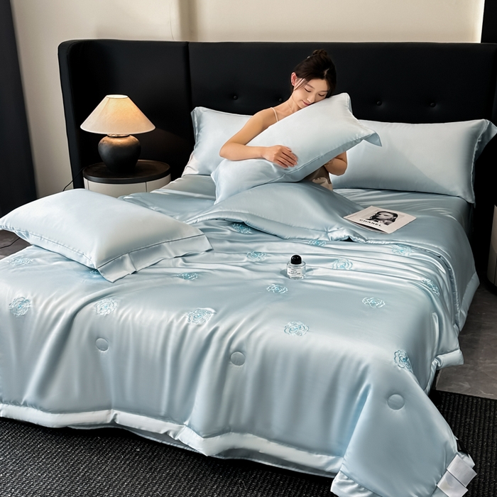 91家纺网 家纺一手货源 找家纺 满羽家纺 2025新款凉感冰丝夏被夏凉被空调被四件套 山茶花-清爽兰