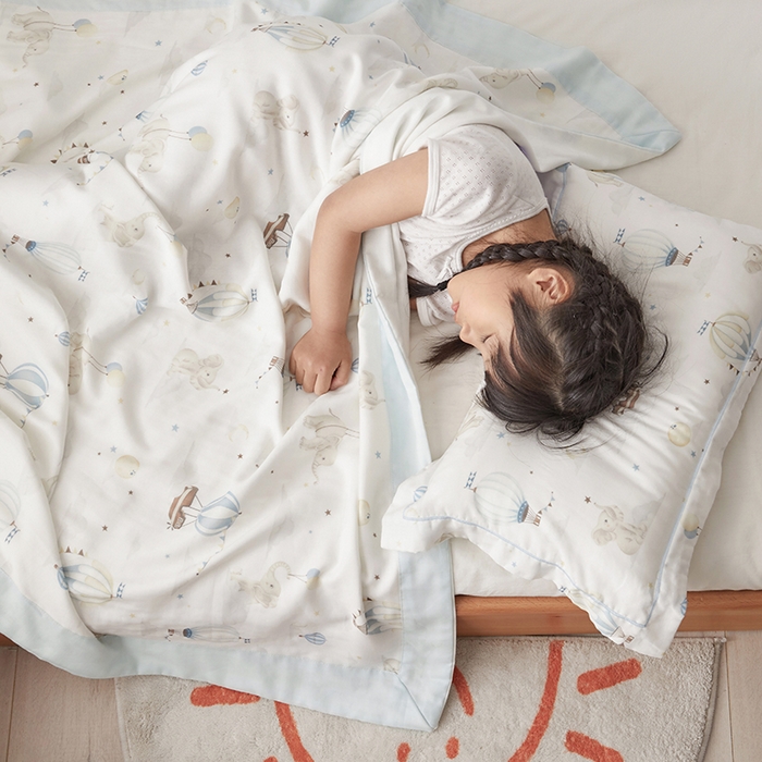 91家纺网 家纺一手货源 找家纺 荷马之梦 2025新款天竹系列—A类原创印花天竹纤维四层纱儿童盖毯 梦之奇遇