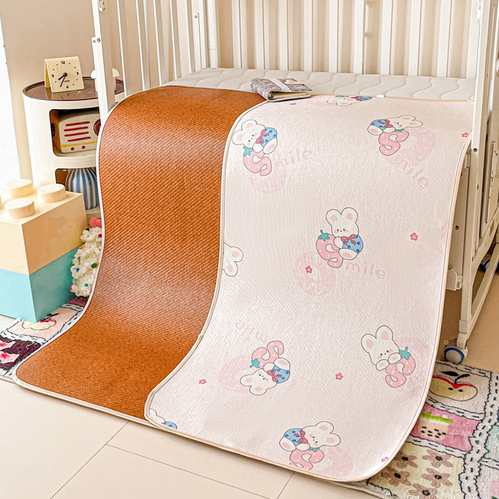 91家纺网 家纺一手货源 找家纺 富馨莱 2025新款幼儿园古藤席冰丝席双面可用儿童凉席双面凉感 糖果兔