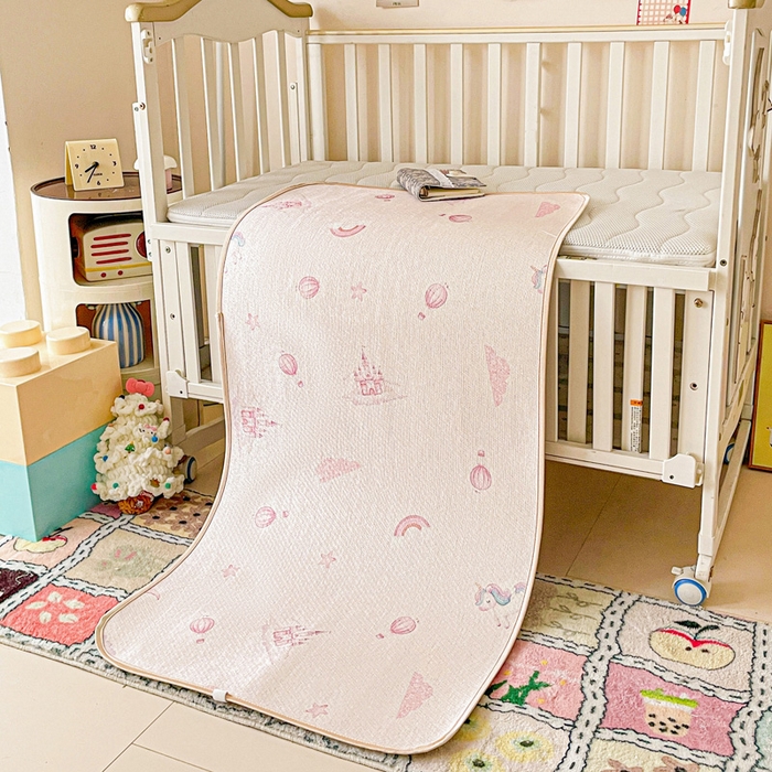 91家纺网 家纺一手货源 找家纺 富馨莱 2025新款幼儿园古藤席冰丝席双面可用儿童凉席双面凉感 梦幻城堡