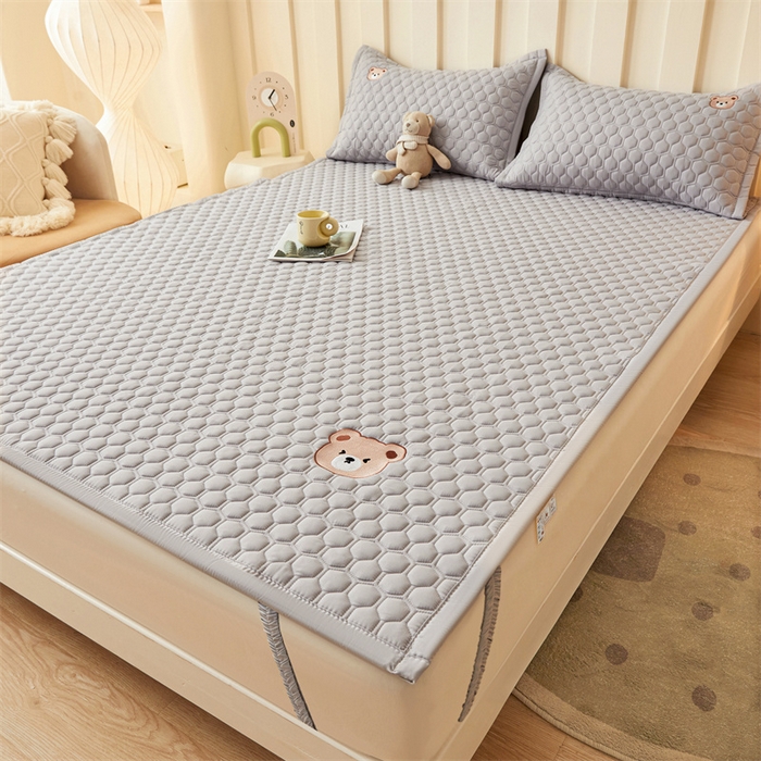 91家纺网 家纺一手货源 找家纺 布卢姆床垫 2025新款A类水洗棉刺绣抗菌床护垫 小熊仔-灰