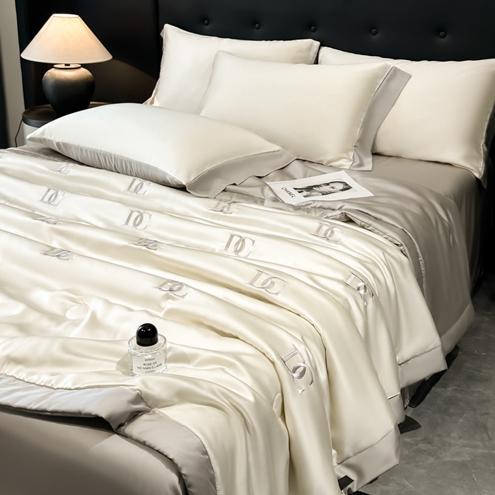 91家纺网 家纺一手货源 找家纺 满羽家纺 2025新款凉感冰丝夏被夏凉被空调被四件套 DC-奶白灰