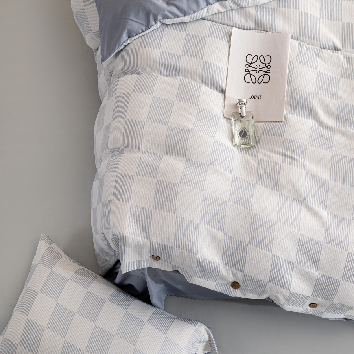 91家纺网 家纺一手货源 找家纺 恋之语 2025新款亲肤舒适提花纽扣款四件套 格律时尚-雾蓝