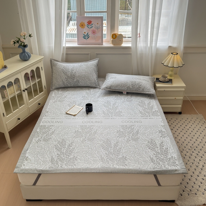 91家纺网 家纺一手货源 找家纺 花漾家居 2025新款A类色织提花PE凉感丝凉席三件套床单床笠款 床单款-含羞灰