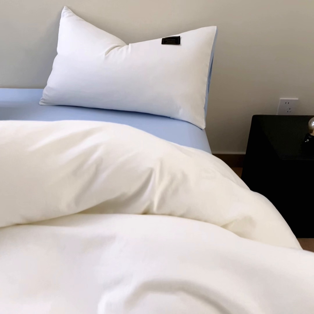 91家纺网 家纺一手货源 找家纺 恋之语 2025新款90克纯色双拼单被套 珍珠白+浅兰