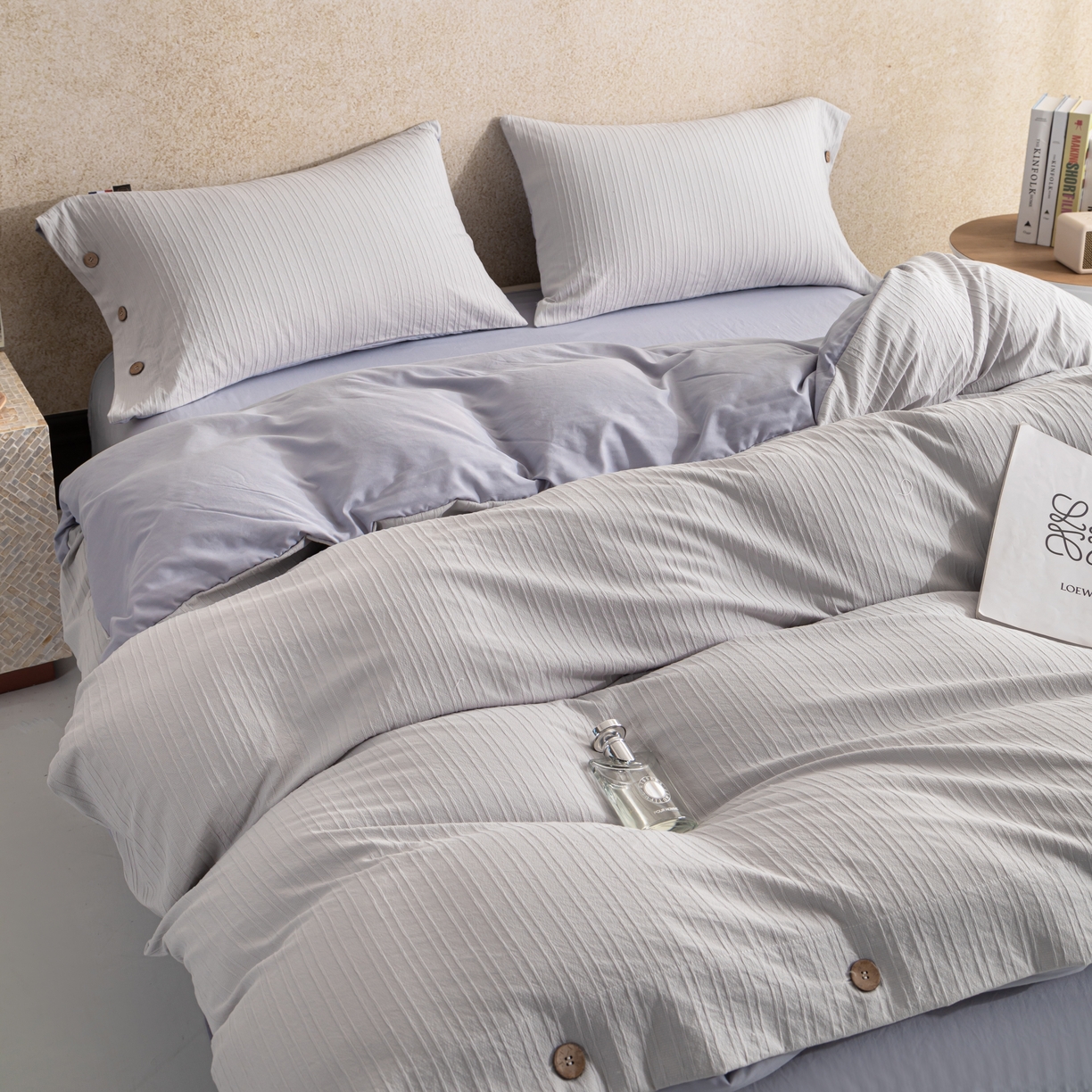 91家纺网 家纺一手货源 找家纺 恋之语 2025新款亲肤舒适提花纽扣款四件套 赛琳娜-雾蓝