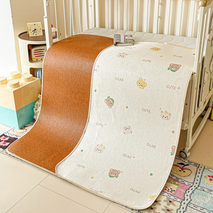 91家纺网 家纺一手货源 找家纺 富馨莱 2025新款幼儿园古藤席冰丝席双面可用儿童凉席双面凉感 奥利小熊