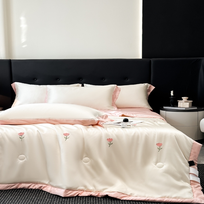 91家纺网 家纺一手货源 找家纺 满羽家纺 2025新款凉感冰丝夏被夏凉被空调被四件套 郁金香-奶白粉