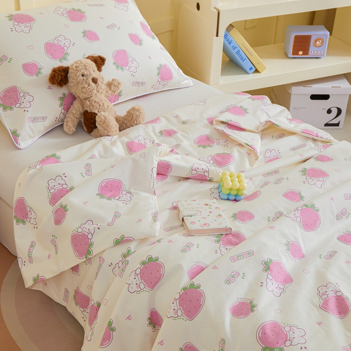 91家纺网 家纺一手货源 找家纺 ds生活馆 2025新款儿童学生纯棉精梳棉系列单夏被 草莓生活