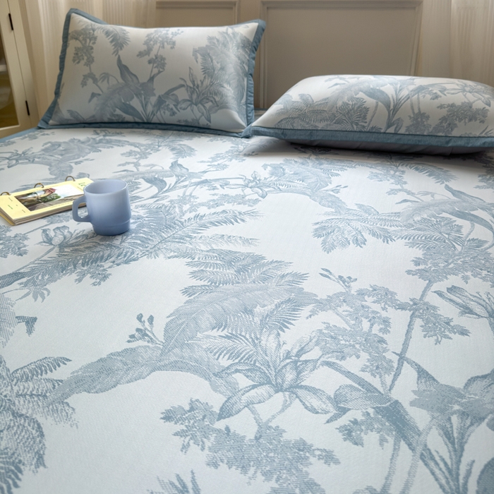 91家纺网 家纺一手货源 找家纺 花漾家居 2025新款A类色织提花PE凉感丝凉席三件套床单床笠款 床单款-芭蕉蓝