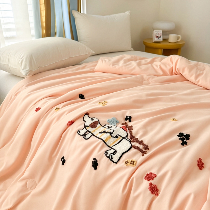 91家纺网 家纺一手货源 找家纺 丹本家纺 2025春夏新款薄被卡通小清新A类水洗棉毛巾绣夏被空调被 好朋友-冰玉
